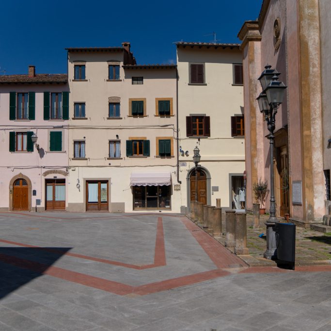 Entdecken Sie die italienische Architektur und weißen Fasaden der Häuser von Montaione.